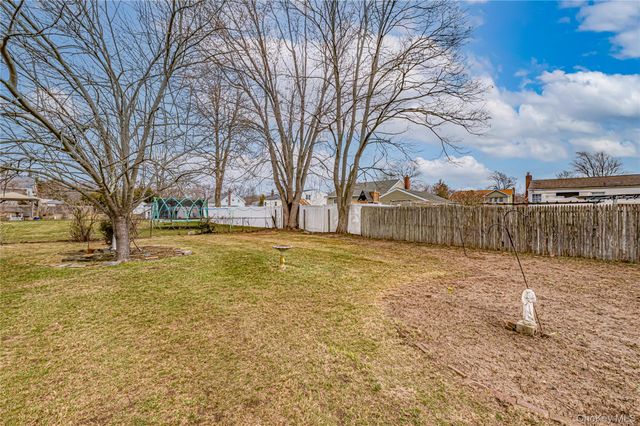 855 Pease Lane, West Islip, NY 11795