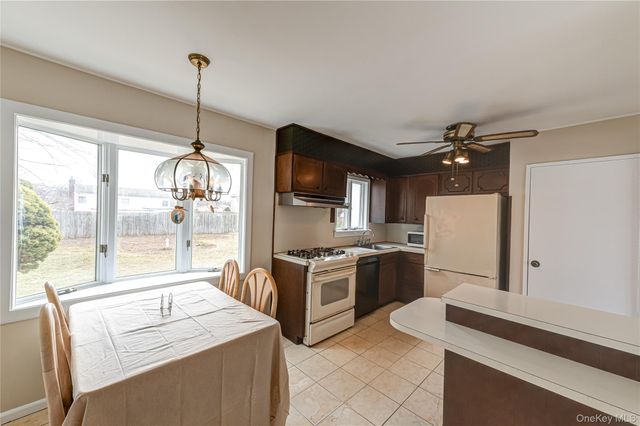 855 Pease Lane, West Islip, NY 11795