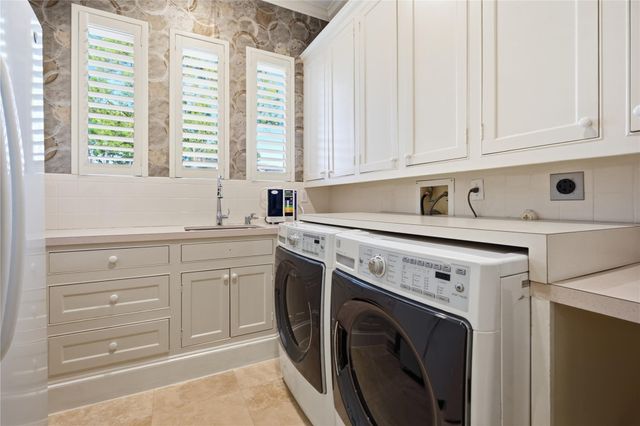 201 Hidden Pines Court, League City, TX 77573