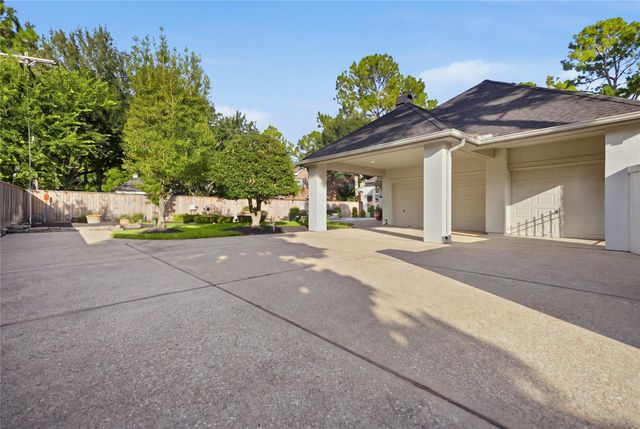 201 Hidden Pines Court, League City, TX 77573
