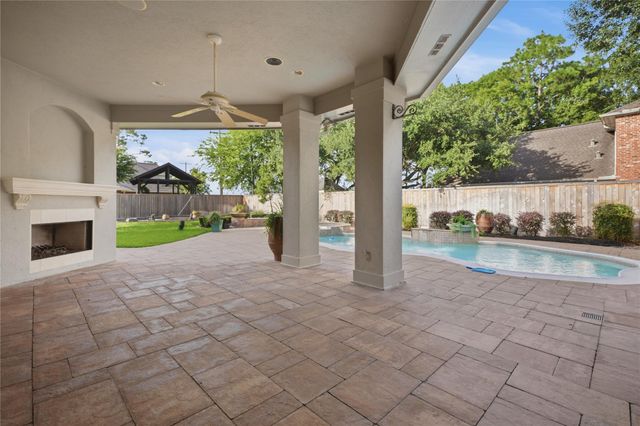 201 Hidden Pines Court, League City, TX 77573