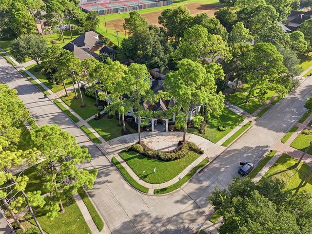 201 Hidden Pines Court, League City, TX 77573