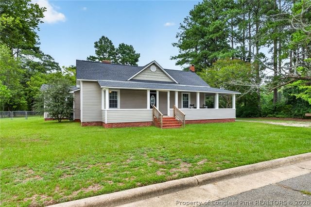 423 E Edinborough Avenue, Raeford, NC 28376