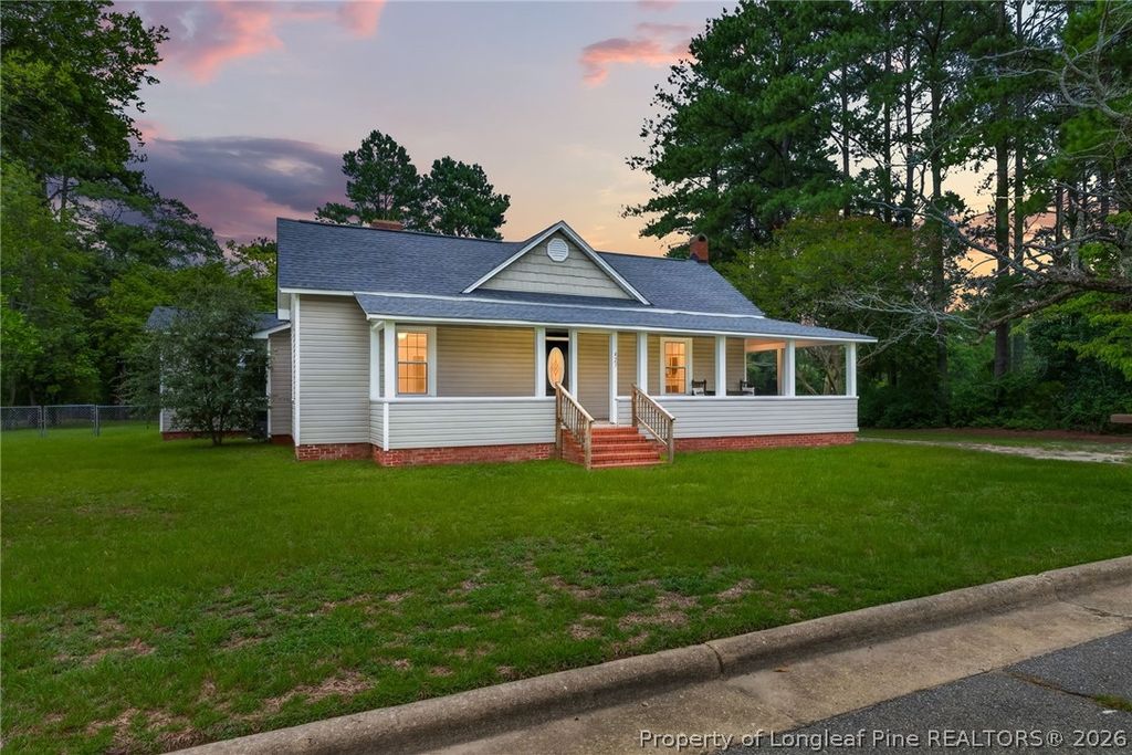 423 E Edinborough Avenue, Raeford, NC 28376