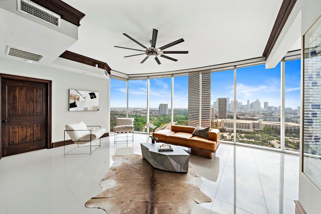 Image 1 of property listing at 3333 Allen Parkway 2006, Houston, TX 77019