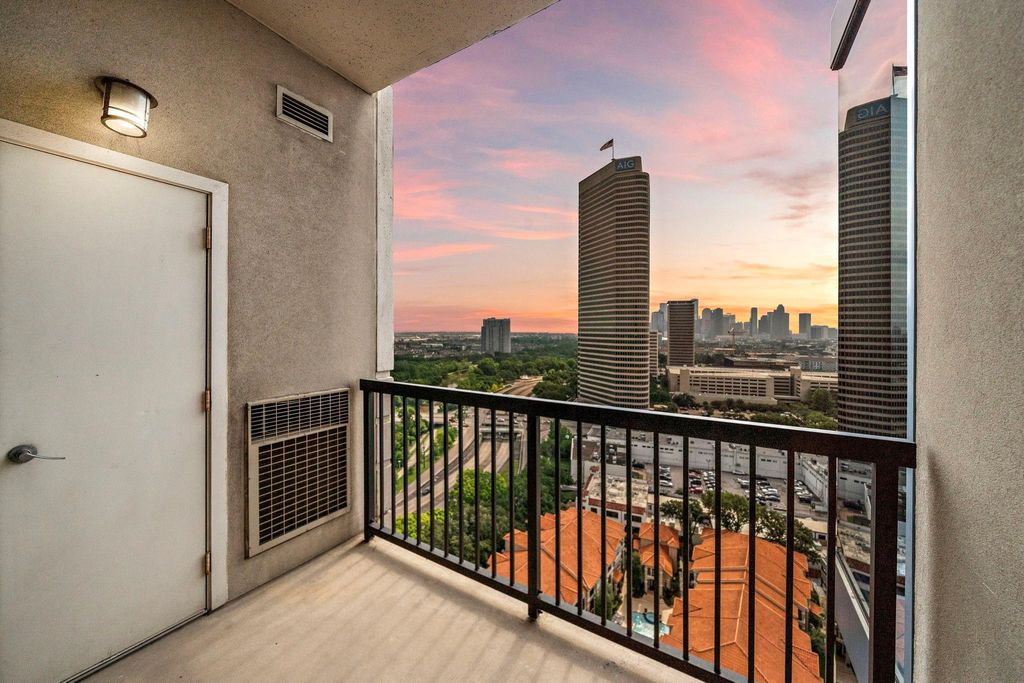 Image 10 of property listing at 3333 Allen Parkway 2006, Houston, TX 77019