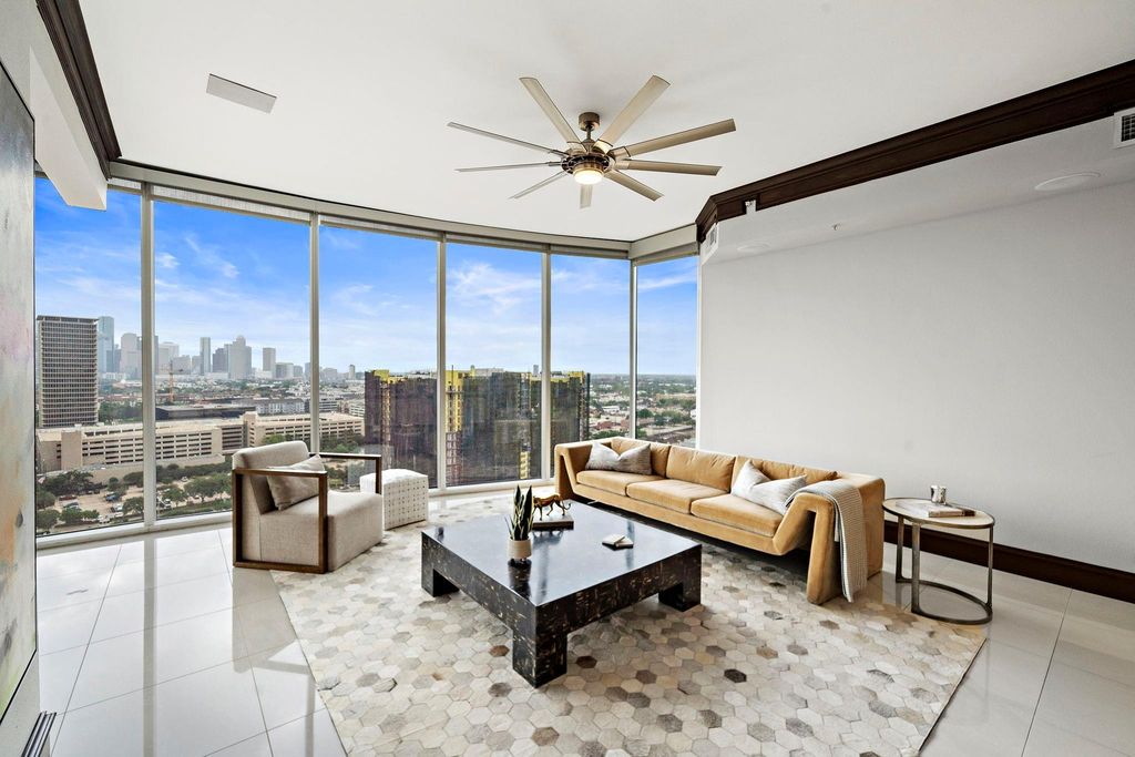 Image 11 of property listing at 3333 Allen Parkway 2006, Houston, TX 77019