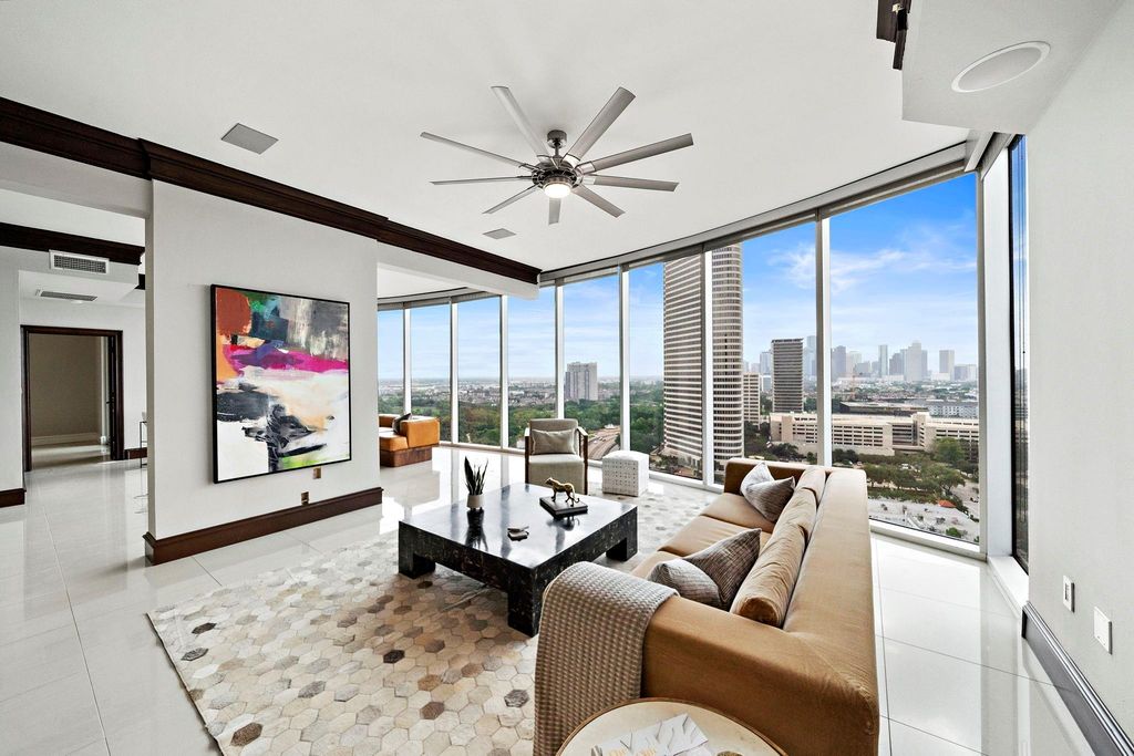 Image 12 of property listing at 3333 Allen Parkway 2006, Houston, TX 77019