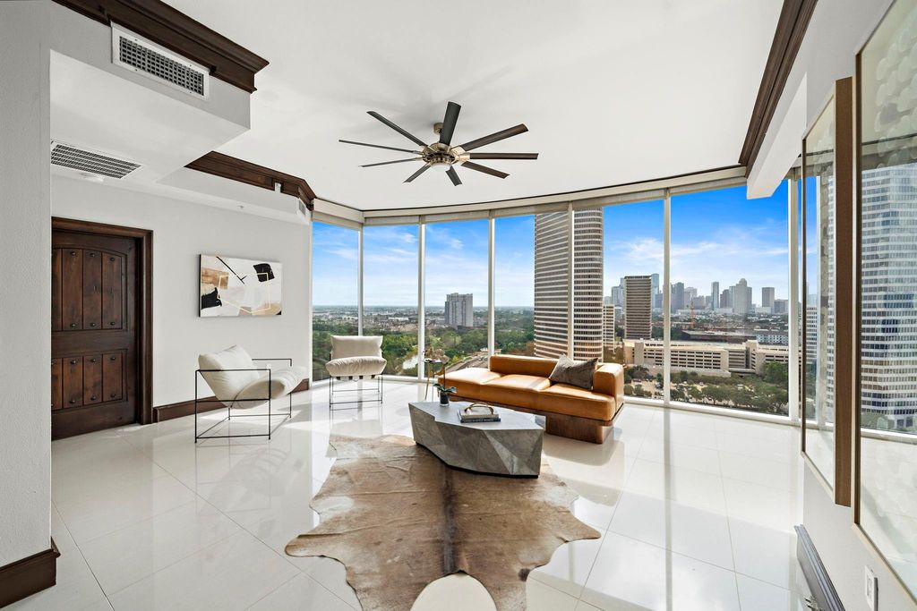 Image 13 of property listing at 3333 Allen Parkway 2006, Houston, TX 77019