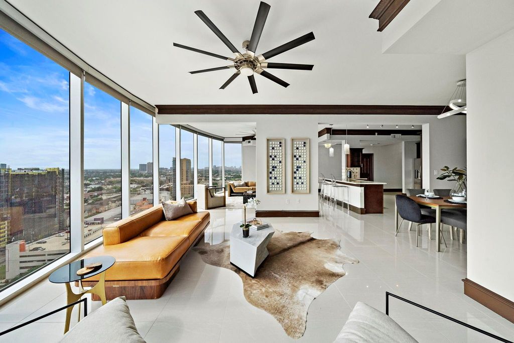 Image 14 of property listing at 3333 Allen Parkway 2006, Houston, TX 77019