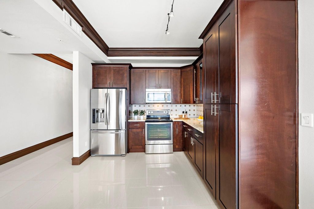 Image 16 of property listing at 3333 Allen Parkway 2006, Houston, TX 77019