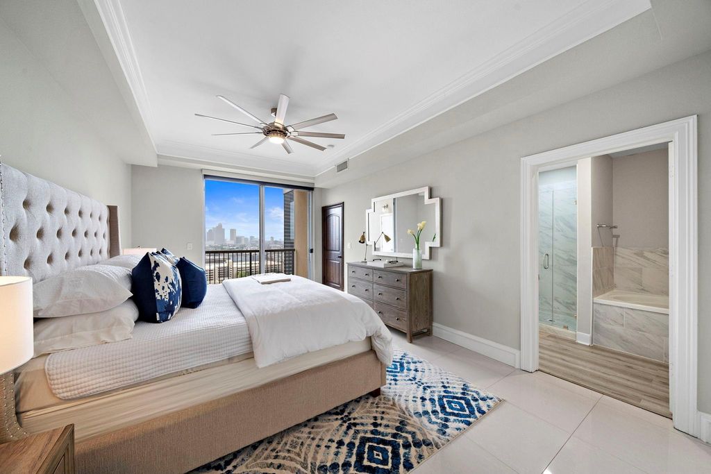 Image 20 of property listing at 3333 Allen Parkway 2006, Houston, TX 77019