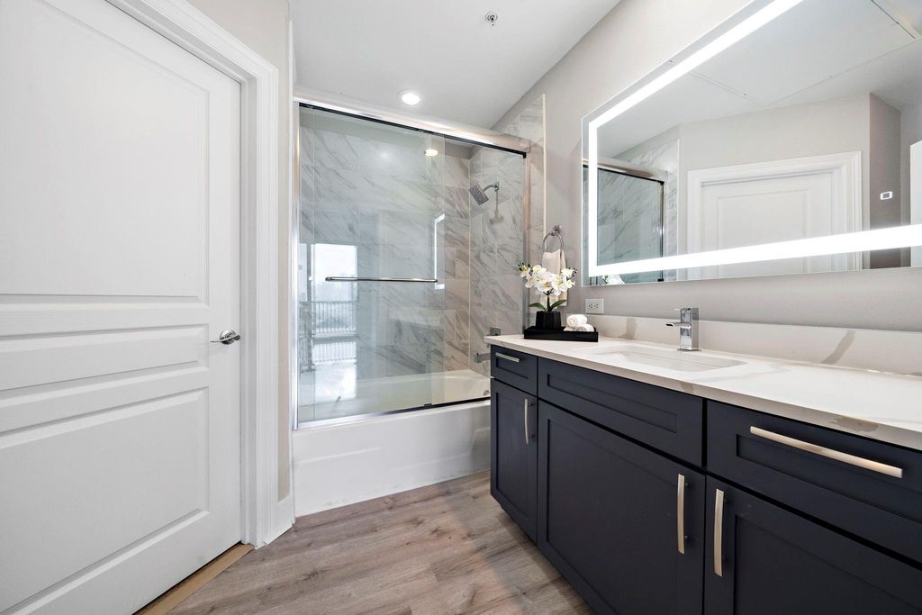 Image 21 of property listing at 3333 Allen Parkway 2006, Houston, TX 77019