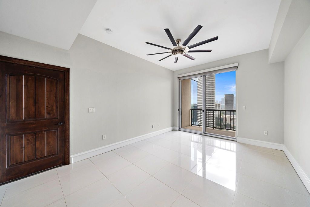 Image 24 of property listing at 3333 Allen Parkway 2006, Houston, TX 77019