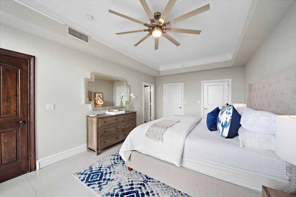 Image 25 of property listing at 3333 Allen Parkway 2006, Houston, TX 77019