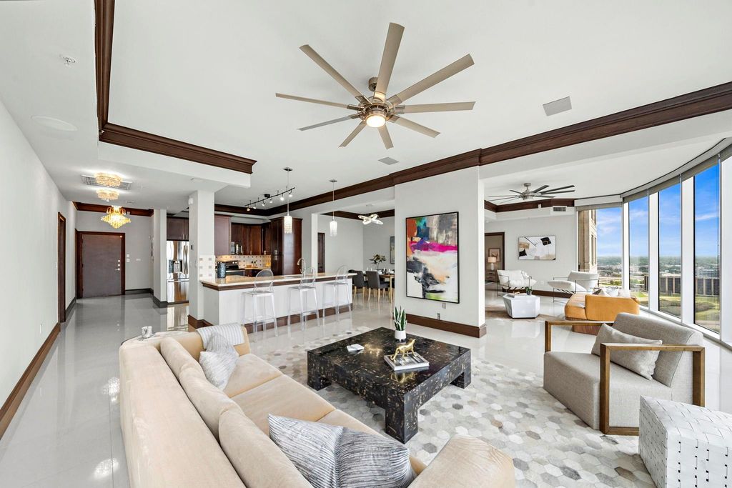 Image 3 of property listing at 3333 Allen Parkway 2006, Houston, TX 77019