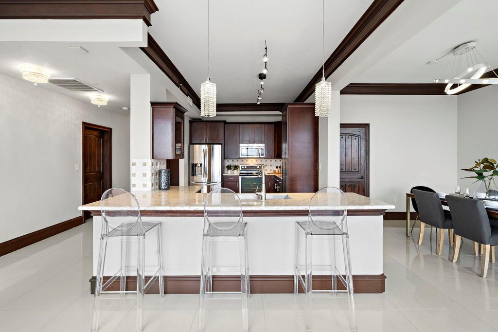 Image 31 of property listing at 3333 Allen Parkway 2006, Houston, TX 77019