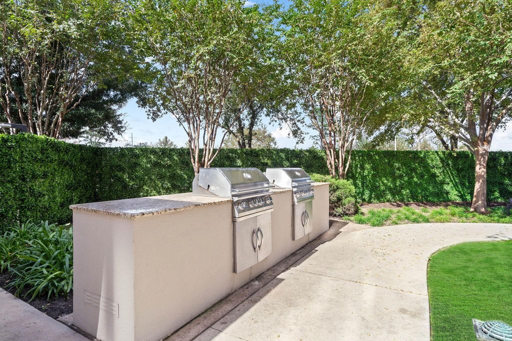 Image 33 of property listing at 3333 Allen Parkway 2006, Houston, TX 77019