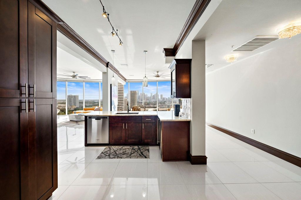 Image 4 of property listing at 3333 Allen Parkway 2006, Houston, TX 77019