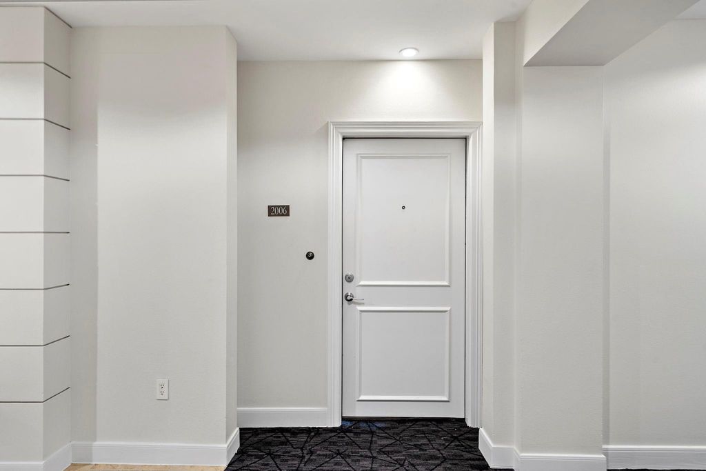 Image 5 of property listing at 3333 Allen Parkway 2006, Houston, TX 77019