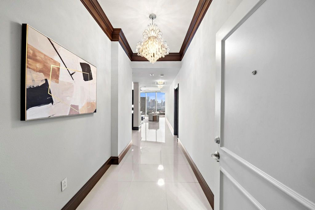 Image 6 of property listing at 3333 Allen Parkway 2006, Houston, TX 77019