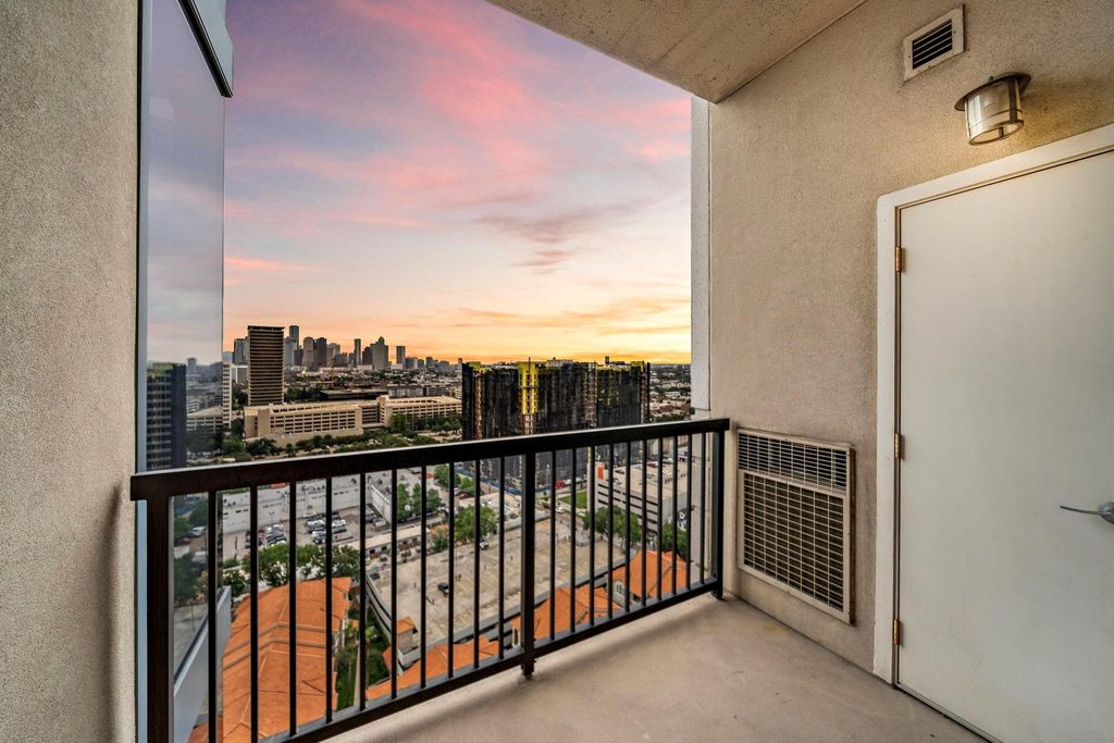 Image 7 of property listing at 3333 Allen Parkway 2006, Houston, TX 77019