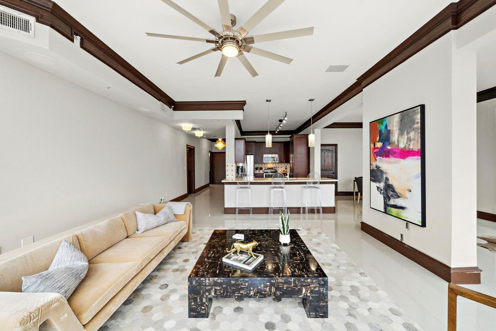 Image 8 of property listing at 3333 Allen Parkway 2006, Houston, TX 77019