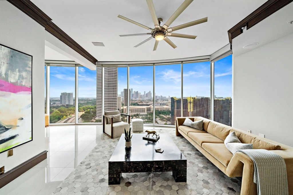 Image 9 of property listing at 3333 Allen Parkway 2006, Houston, TX 77019
