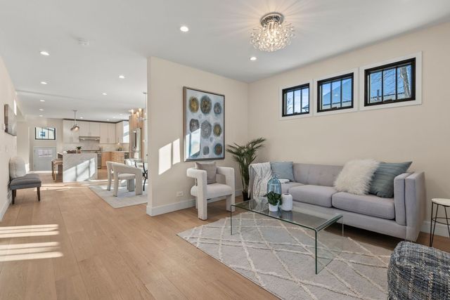 415 N Haddow Avenue, Arlington Heights, IL 60004