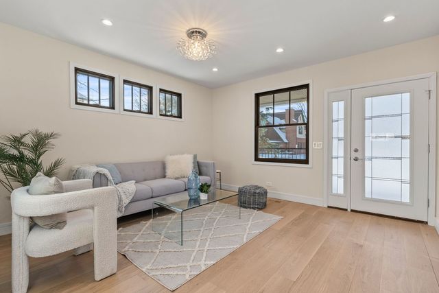 415 N Haddow Avenue, Arlington Heights, IL 60004