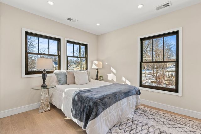 415 N Haddow Avenue, Arlington Heights, IL 60004