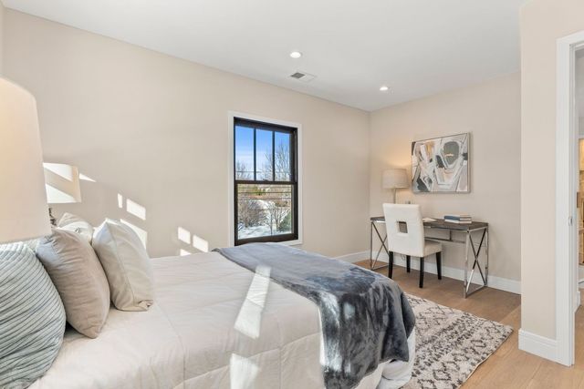 415 N Haddow Avenue, Arlington Heights, IL 60004