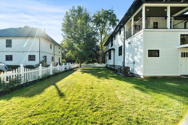 415 N Haddow Avenue, Arlington Heights, IL 60004