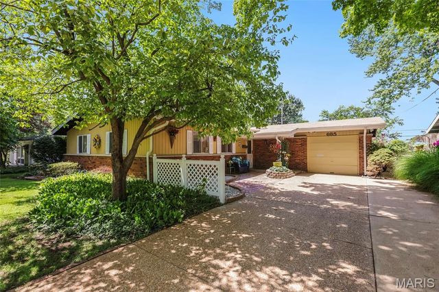 685 Stafford Lane, Florissant, MO 63033