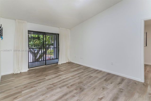 931 NE 199th St 201-22, Miami, FL 33179