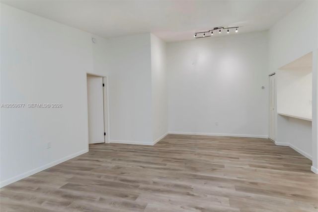 931 NE 199th St 201-22, Miami, FL 33179