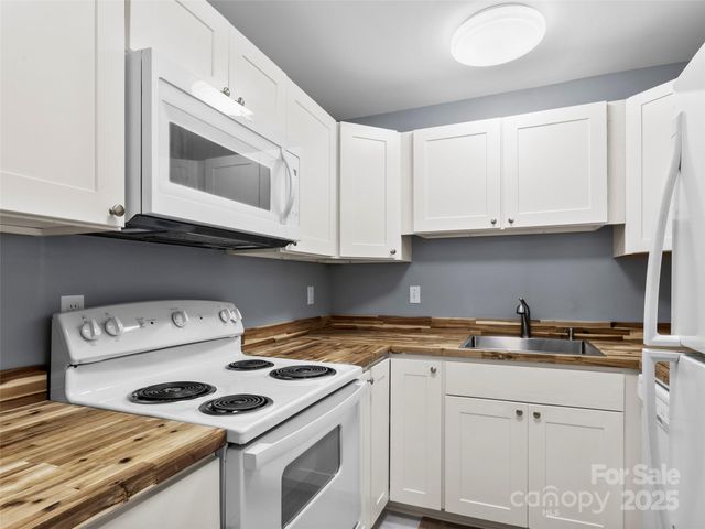 531 Courtwood Lane 2, Hendersonville, NC 28739