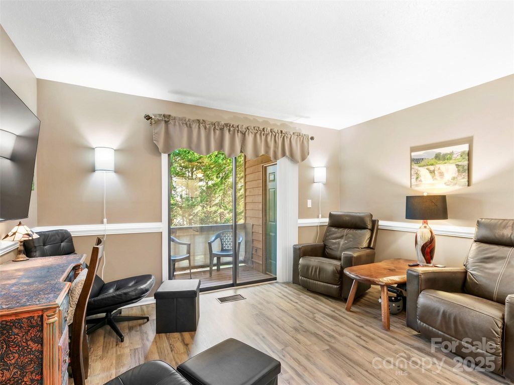 531 Courtwood Lane 2, Hendersonville, NC 28739