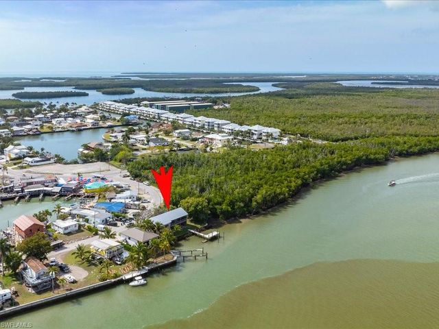 230 Harbor PL N, Goodland, FL 34140