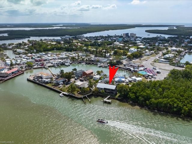 230 Harbor PL N, Goodland, FL 34140