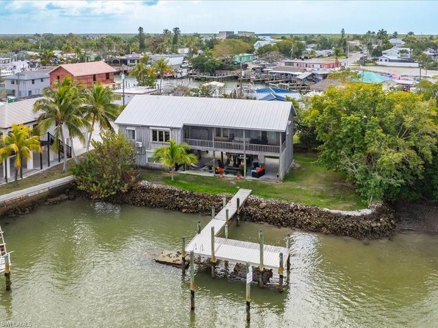 230 Harbor PL N, Goodland, FL 34140