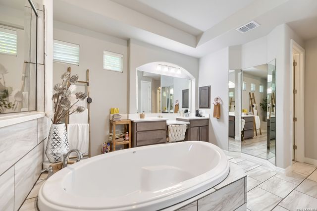 208 ENGLEWOOD LN, Castroville, TX 78009
