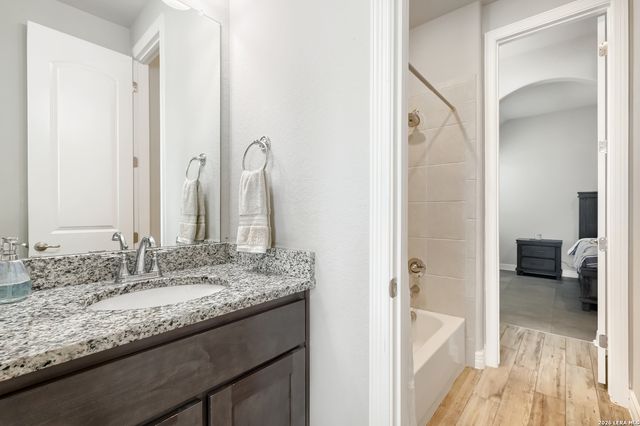 208 ENGLEWOOD LN, Castroville, TX 78009