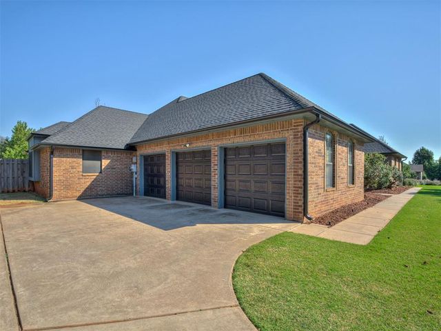 1423 E Twin Brook Terrace, Mustang, OK 73064