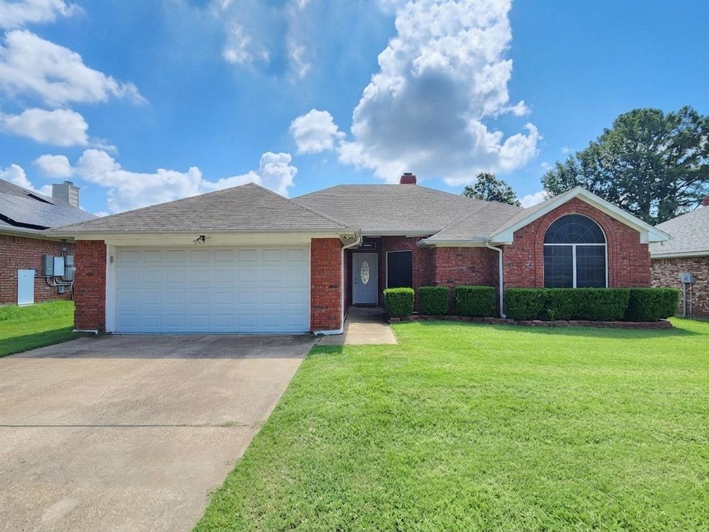 2906 Whetstone Lane, Euless, TX 76039