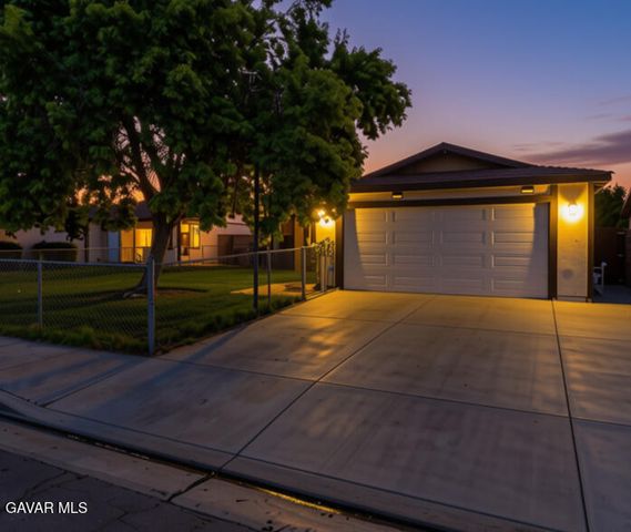 2233 Morningside Avenue, Lancaster, CA 93535
