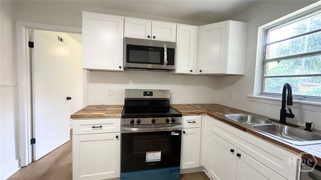Image 11 of property listing at 413 Barnhill Drive, Savannah, GA 31406