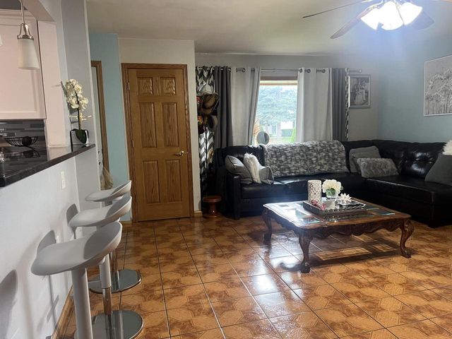 5324 W Allerton AVENUE, Greenfield, WI 53220