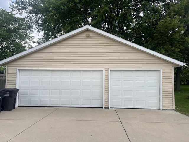 5324 W Allerton AVENUE, Greenfield, WI 53220