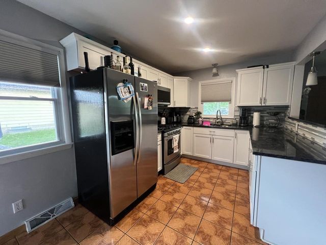 5324 W Allerton AVENUE, Greenfield, WI 53220
